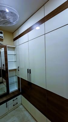 Walk-in-Closet-with-Dressing-Unit