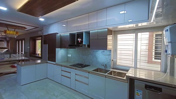Modular-Kitchen-Design-with-Acrylic-Finish-10