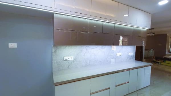 Modular-Kitchen-Design-with-Acrylic-Finish-11