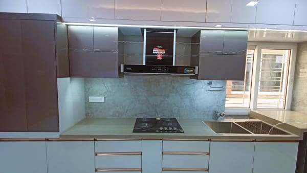 Modular-Kitchen-Design-with-Acrylic-Finish-13