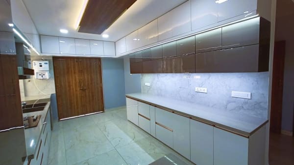 Modular-Kitchen-Design-with-Acrylic-Finish-9